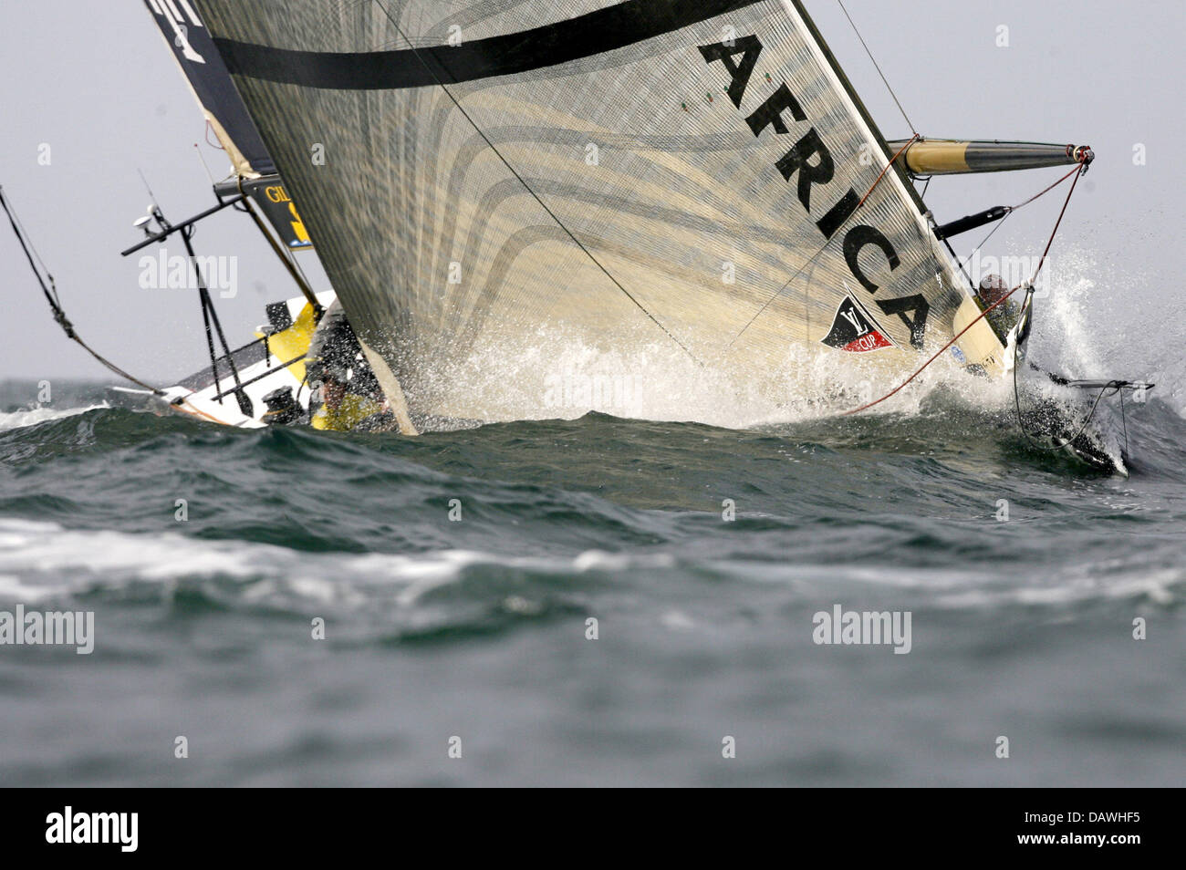 'Yacht sud-africain Team Shosholoza' montrée en action pendant le vol 7 course de la "Louis Vuitton Cup", la régate des challengers pour la 'America's Cup", au large de la côte de Valence, Espagne, le mercredi, 25 avril 2007. Le vainqueur de la Louis Vuitton Cup 3295/95 devra faire face à la de la 32e 'America's Cup' qui aura lieu en juin 2007. Photo : Maurizio Gambarini Banque D'Images