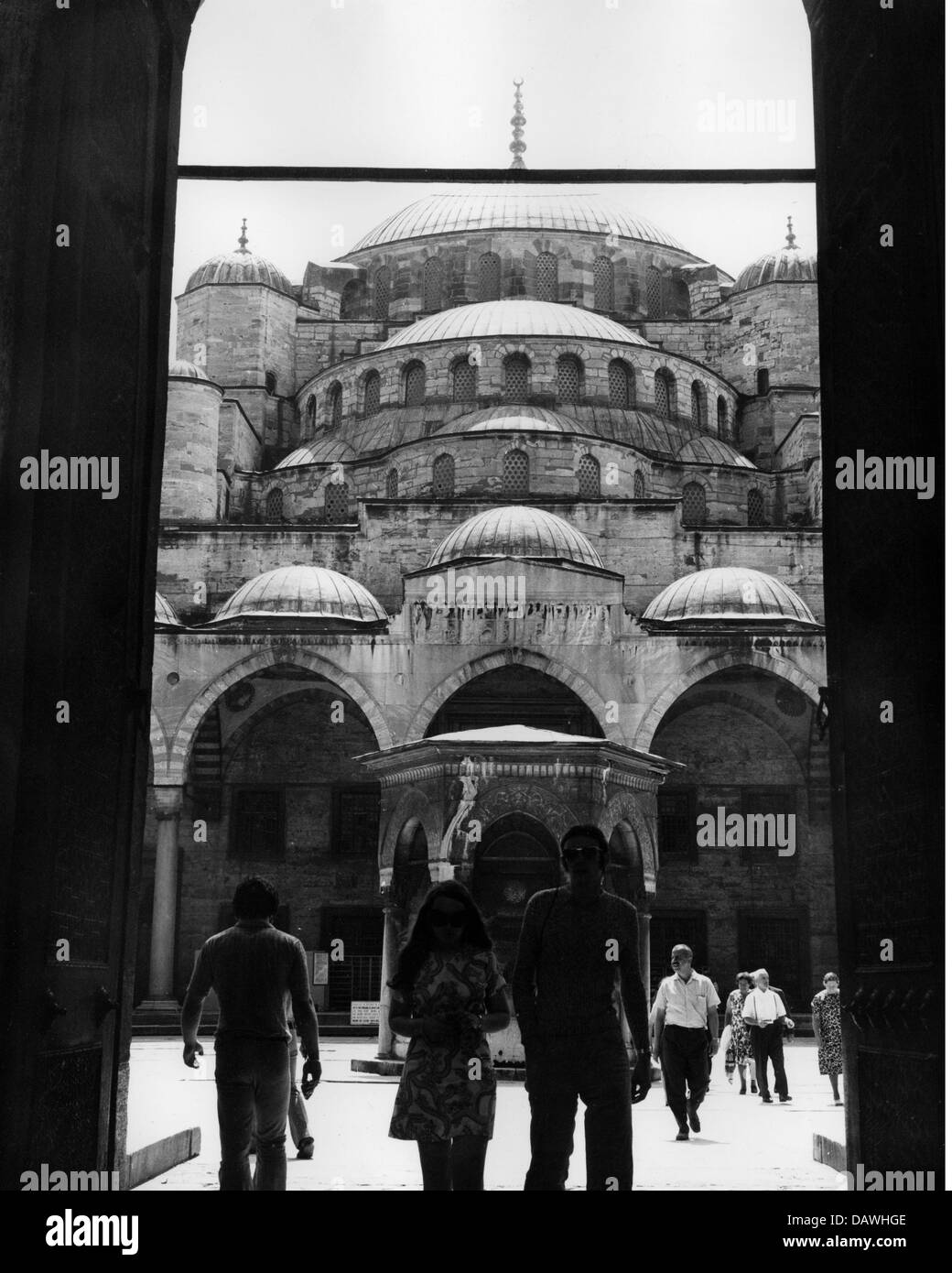Géographie/voyage, Turquie, villes, Istanbul, bâtiments, Mosquée Sultan Ahmed (également: Mosquée bleue), construit: 1609 - 1616, par ordre de Sultan Ahmed, entrée principale, vue extérieure, années 1960, droits additionnels-Clearences-non disponible Banque D'Images