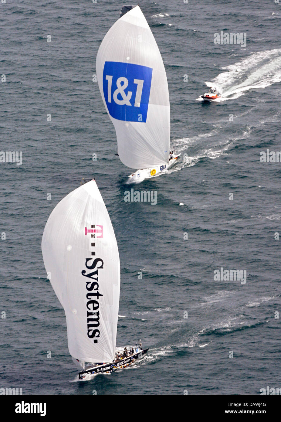 'Shosholoza yacht sud-africain' (L) et l'allemand en Allemagne l'équipe 'yacht' montrée en action pendant le vol 2 de course le Round Robin 2 des Louis Vuitton Cup, la régate des challengers pour la 'America's Cup", au large de la côte de Valence, Espagne, 30 avril 2007. Le vainqueur de la Louis Vuitton Cup 3295/95 feront face au à la 32e 'America's Cup' qui aura lieu en juin 2007. Photo : Maurizio Gamba Banque D'Images