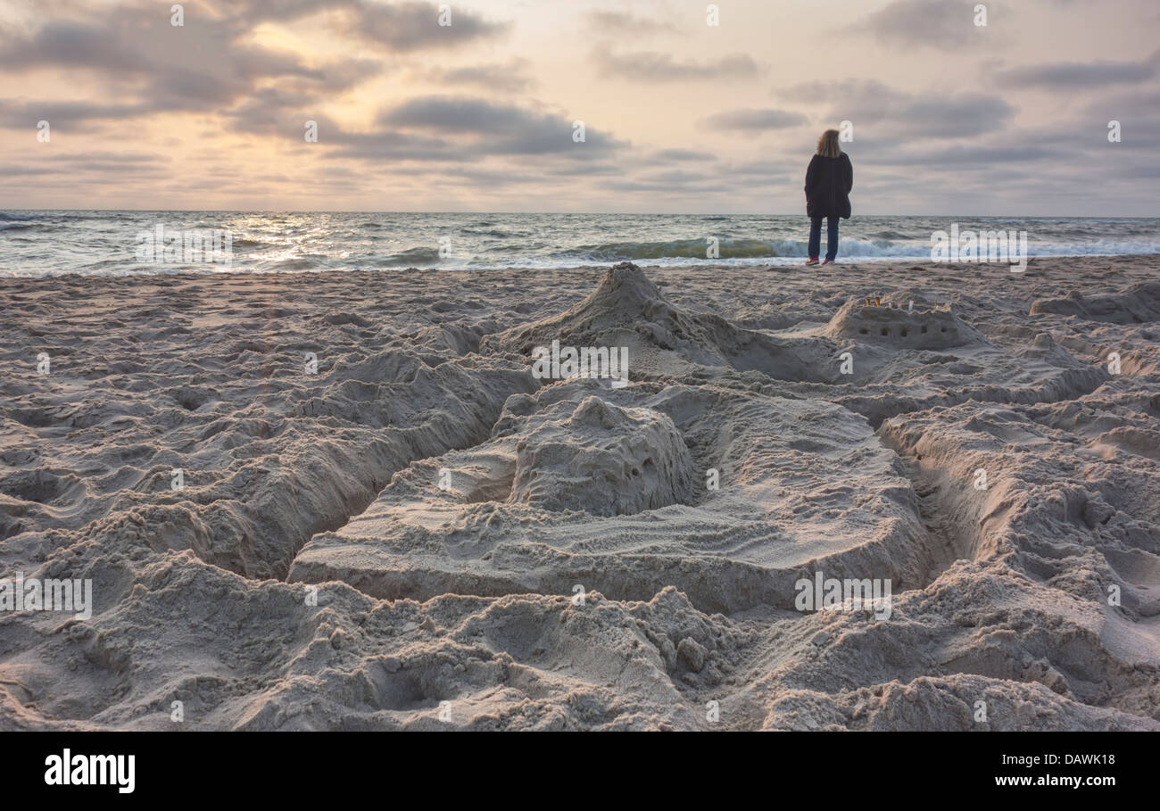Château de sable sur la plage. Coucher du soleil en mer du Nord danois Banque D'Images