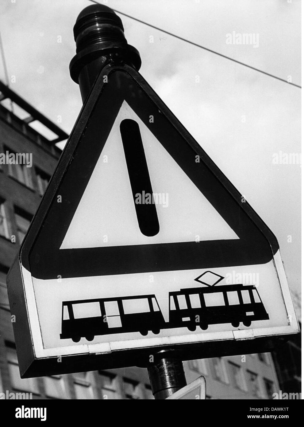 Transport / transport, rue, contrôle de la circulation, signalisation routière, panneau d'avertissement 'passage à niveau', Italie, années 1960, droits supplémentaires-Clearences-non disponible Banque D'Images