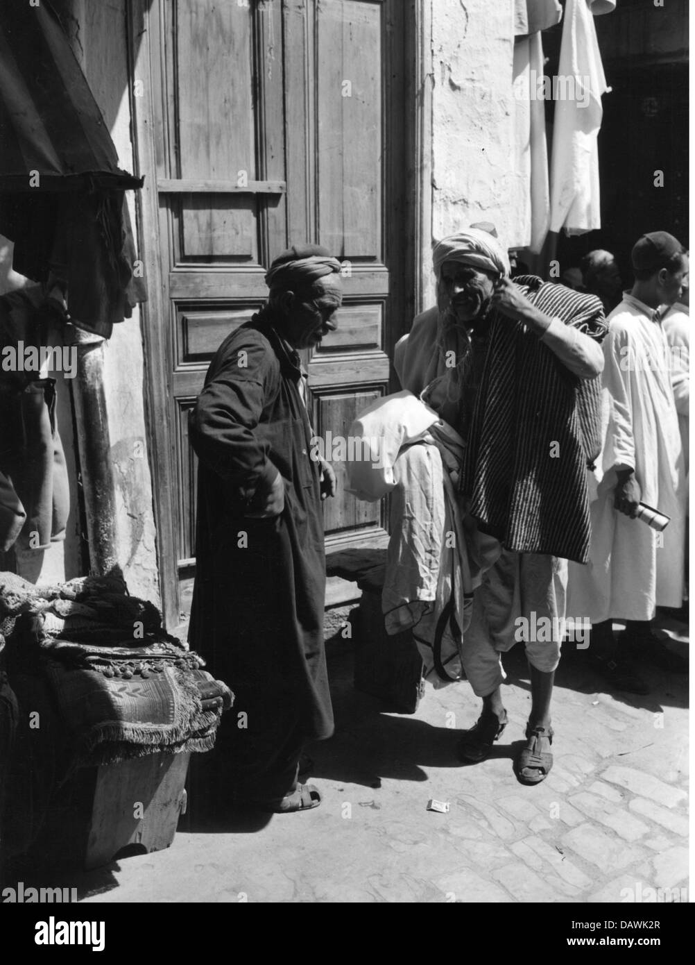 Géographie / Voyage, Tunisie, Tunis, commerce, commerçants de rue dans le quartier arabe, vers les années 1950, droits additionnels-Clearences-non disponible Banque D'Images