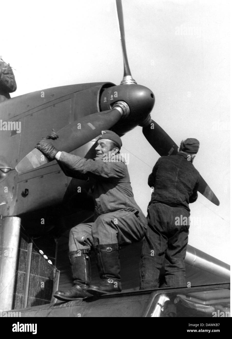 Événements, Seconde Guerre mondiale / Seconde Guerre mondiale, guerre aérienne, avion, bateau à aubes allemand Dornier do 18 est préparé pour le départ, vers 1940, Allemagne, 20e siècle, avion de reconnaissance maritime, observation, historique, historique, avions, Wehrmacht, Luftwaffe, troisième Reich, recce, longue portée, bateaux, Do18, do-18, aviateur, aviateurs, pilote, soldats, hélices, pilotes, hélices, moteurs, tournants, Droits supplémentaires-Clearences-non disponible Banque D'Images