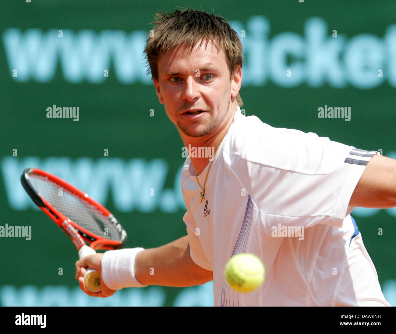 Professionnel de tennis suédois Robin Söderling frappe un coup droit dans  son match contre Juan Ignacio Chela Argentine lors de la Coupe du Monde par  équipes à l'Rochusclub à Duesseldorf, Allemagne, 20