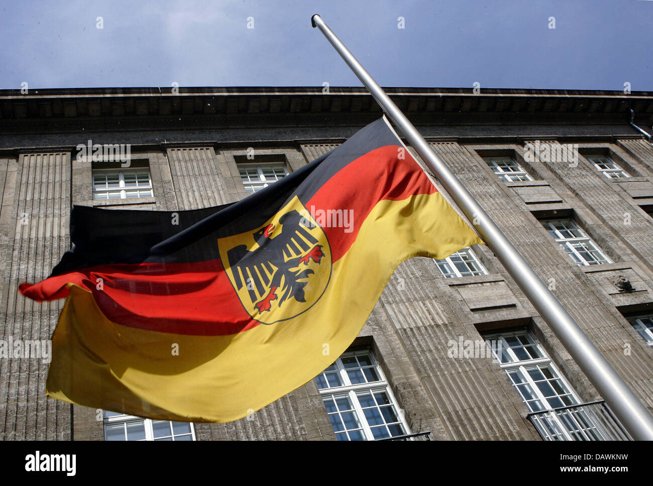 Un drapeau allemand est mis en berne devant le ministère de la Défense à Berlin, Allemagne, 20 mai 2007. Trois soldats allemands ont été tués dans l'explosion d'une bombe dans la région de Kunduz, en Afghanistan, le samedi, 19 mai 2007. Photo : Tim Brakemeier Banque D'Images