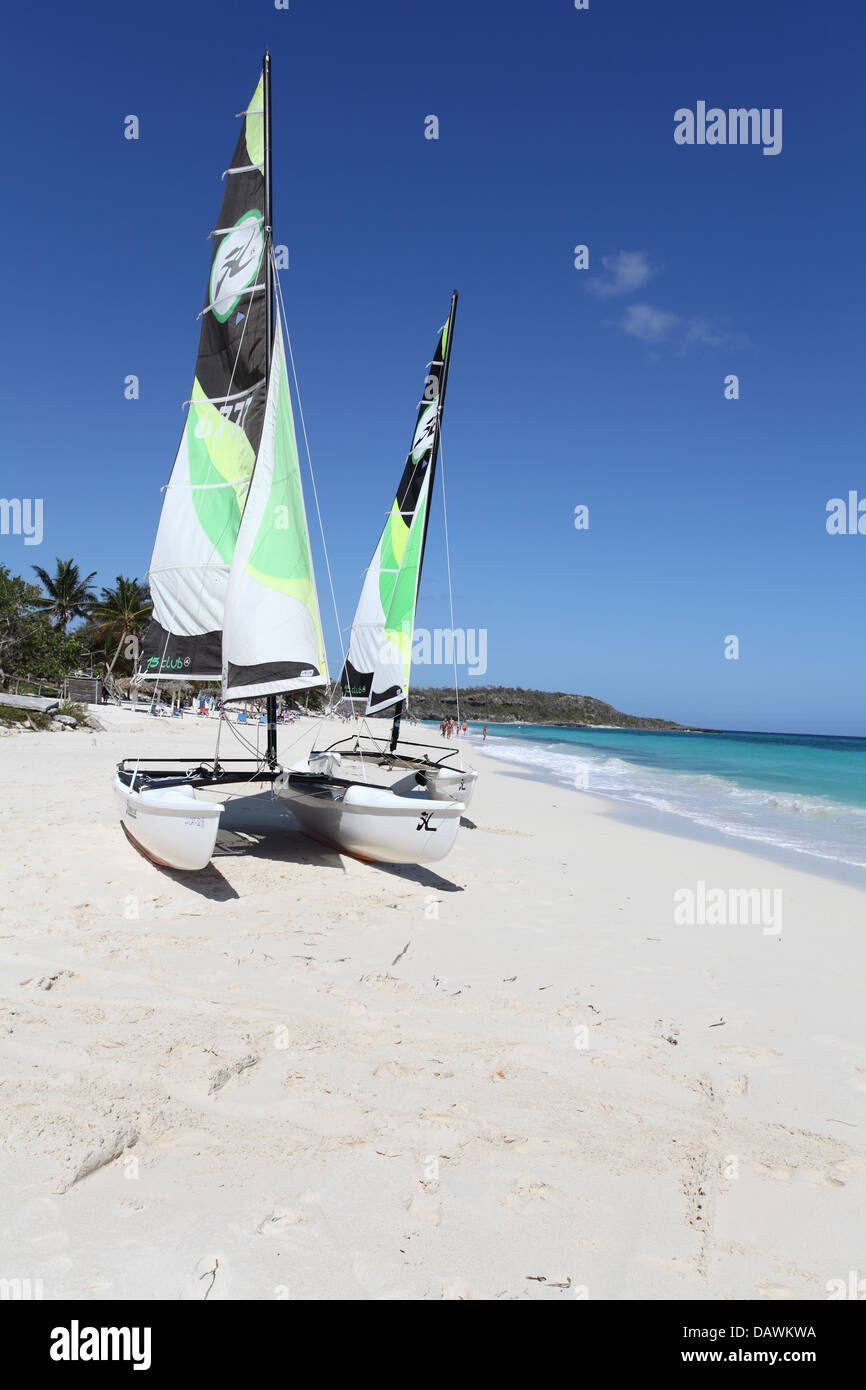 Catamarans sur la plage, Playa Esmeralda, Cuba Banque D'Images