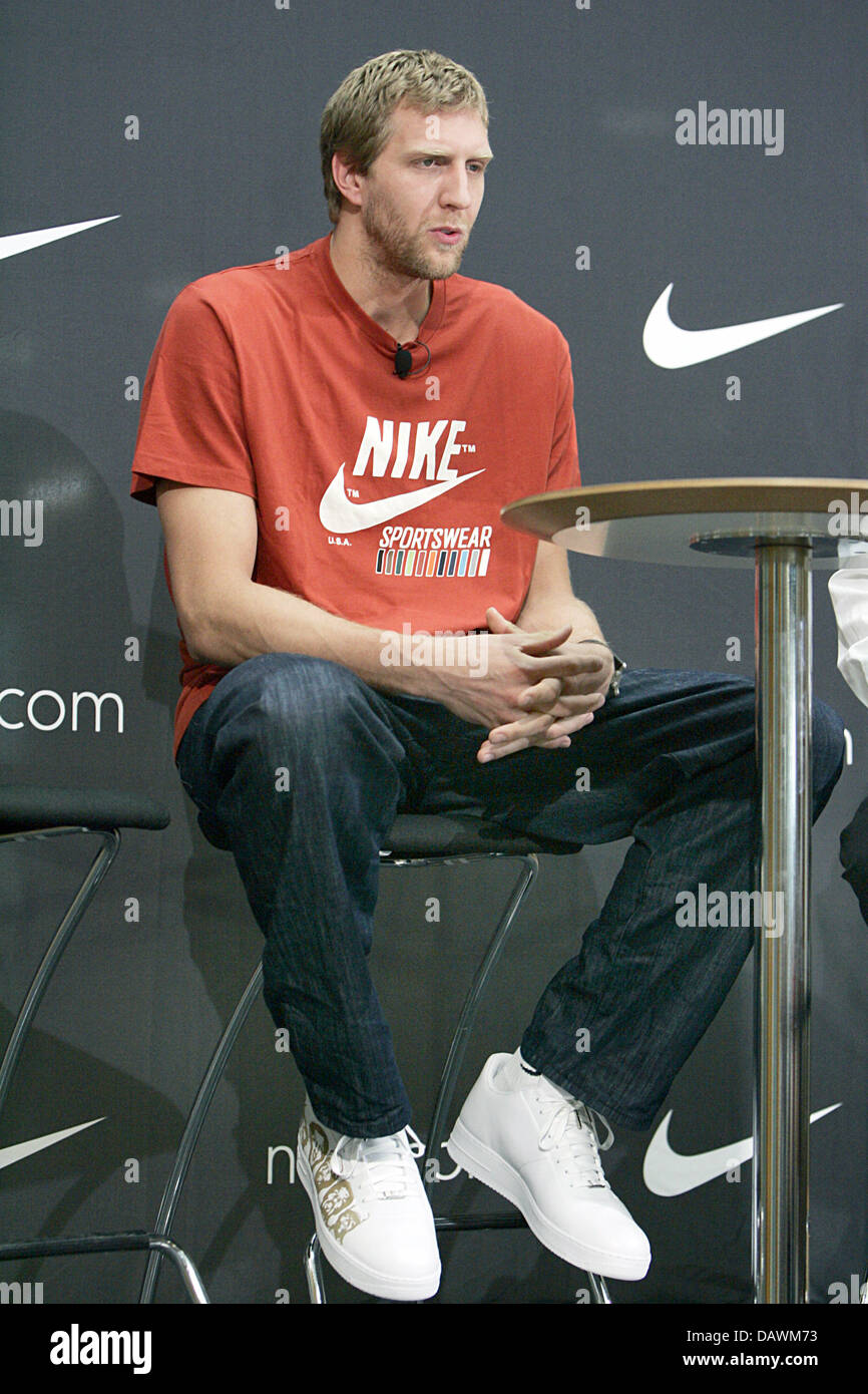 Joueur de basket-ball allemand Dirk Nowitzki illustré lors d'une conférence de presse à Francfort-sur-Main, Allemagne, 22 mai 2007. Joueur NBA Nowitzki a reçu le joueur le plus utile (MVP) Award en tant que premier Européen jamais. Photo : Frank May Banque D'Images