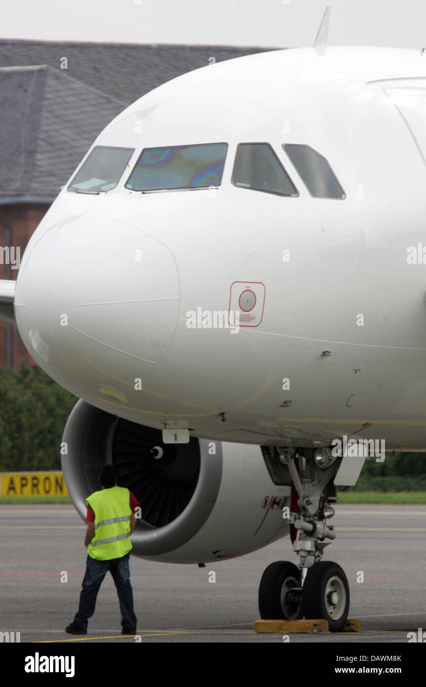 Le personnel de l'aéroport sur l'avion contrôle d'Israir qui a fait un atterrissage forcé à l'aéroport Berlin-Schoenefeld, Allemagne, 23 mai 2007. L'avion a dû atterrir à cause d'émission de fumée, tous les 162 passagers et les six membres d'équipage ont été évacués. L'avion était sur sa route de Tel Aviv, Israël, à Berlin, en Allemagne au moment où le commandant a remarqué la fumée. Photo : Rainer Jensen Banque D'Images