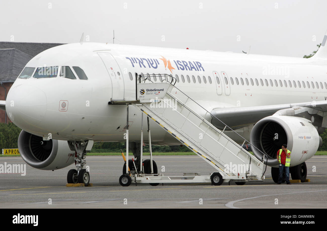 Le personnel de l'aéroport sur l'avion contrôle d'Israir qui a fait un atterrissage forcé à l'aéroport Berlin-Schoenefeld, Allemagne, 23 mai 2007. L'avion a dû atterrir à cause d'émission de fumée, tous les 162 passagers et les six membres d'équipage ont été évacués. L'avion était sur sa route de Tel Aviv, Israël, à Berlin, en Allemagne au moment où le commandant a remarqué la fumée. Photo : Rainer Jensen Banque D'Images