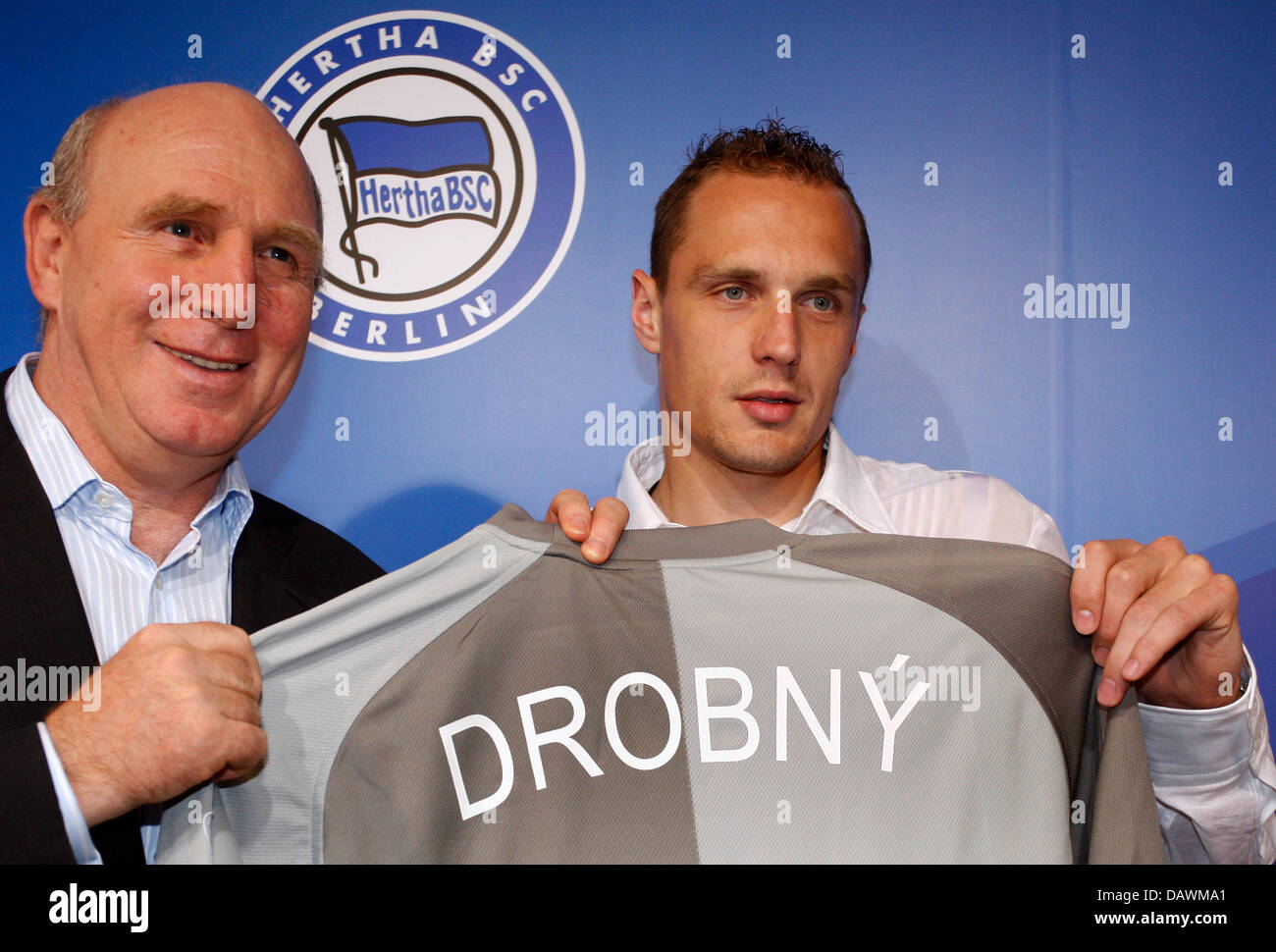 Dieter Hoeness (L), directeur général de club de Bundesliga Hertha BSC Berlin, et le nouveau gardien du club signé Jaroslav Drobny (R) présente son maillot lors d'une conférence de presse à Berlin, Allemagne, 23 mai 2007. Le gardien tchèque ligue gauche VfL Bochum rival pour rejoindre le Hertha secoué. Photo : Miguel Villagran Banque D'Images