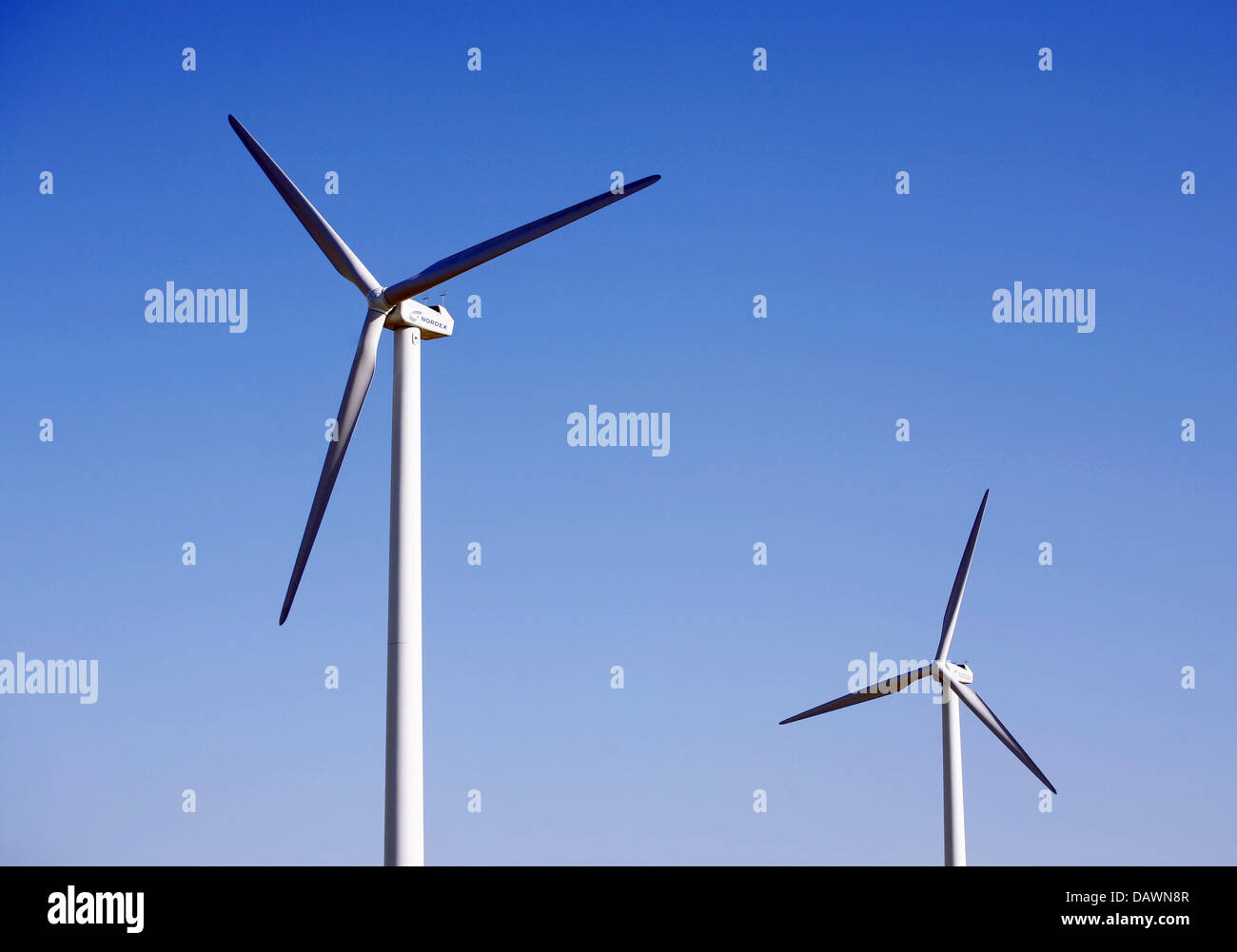 La photo montre deux éoliennes Nordex AG, géré par une société cotée en bourse, près de Rostock, Allemagne, le 5 mai 2007. De nombreux experts estiment que Nordex AG comme un probable candidat de prise en charge. Des entreprises comme Indian Suzlon, US GE Energy ou Mitsubishi japonais pourrait "utiliser" Nordex, qui prévoit d'investir plus de 80 millions d'euros dans son site de Rostock au cours des dernières années, en tant qu'un Banque D'Images