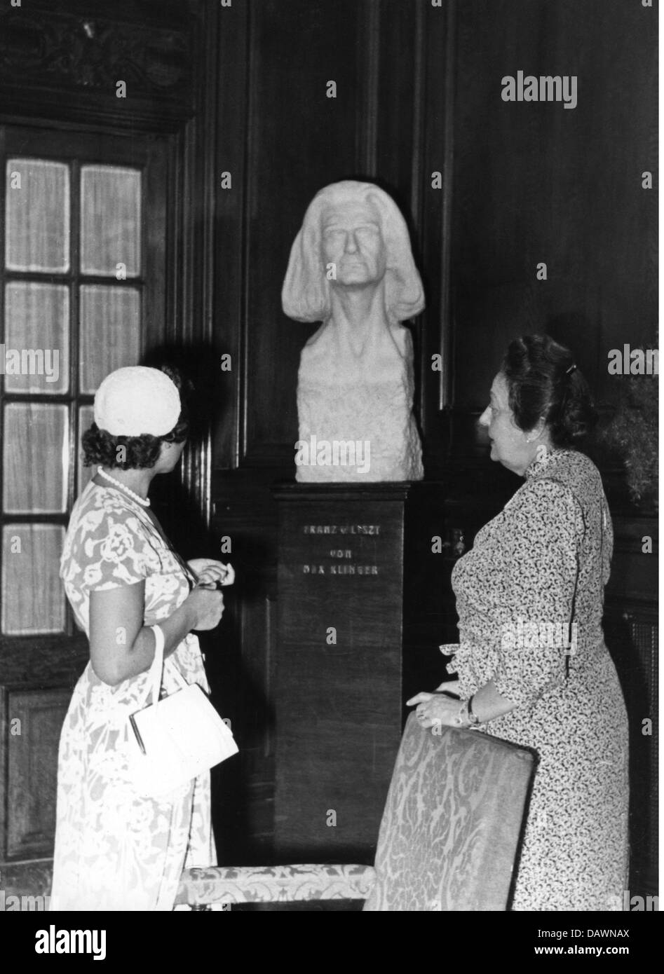 gastronomie, hôtels, Hôtel Sacher, Vienne, vue intérieure, hall, Anna Siller et un invité devant le buste de Franz Liszt, 1951, droits additionnels-Clearences-non disponible Banque D'Images