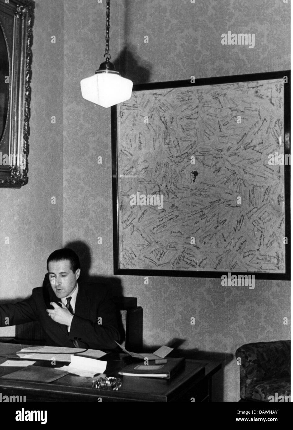 gastronomie, hôtels, Hôtel Sacher, Vienne, vue intérieure, directeur dans le bureau, derrière lui la nappe avec les signatures des invités célèbres, 1951, droits supplémentaires-Clearences-non disponible Banque D'Images