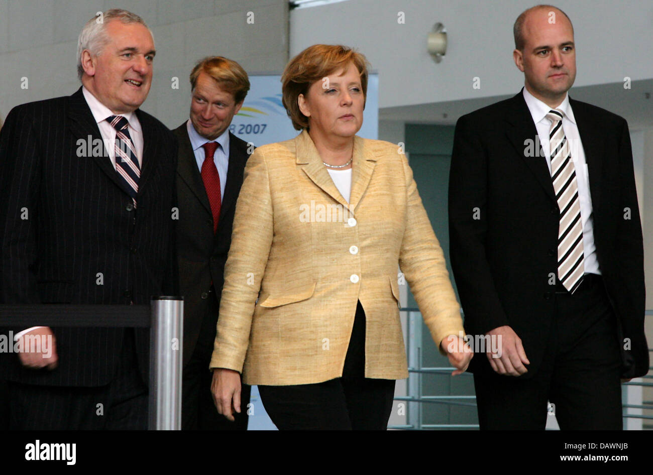 Le Premier ministre irlandais Bertie Ahern (L), la chancelière allemande Angela Merkel, le Premier ministre suédois Fredrik Reinfeldt (R) et le porte-parole du gouvernement allemand Ulrich Wilhelm (retour), arrivent pour une conférence de presse à la chancellerie à Berlin, Allemagne, 31 mai 2007. Merkel veut présenter une feuille de route pour la relance de la constitution européenne, qui a été sur la glace depuis ses rejets en Fr Banque D'Images