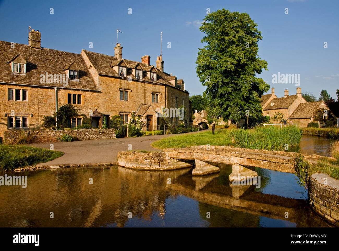 Lower Slaughter, Cotswolds Gloucestershire et cottages en pierre dans le village, le long de la rivière l'Œil. Banque D'Images