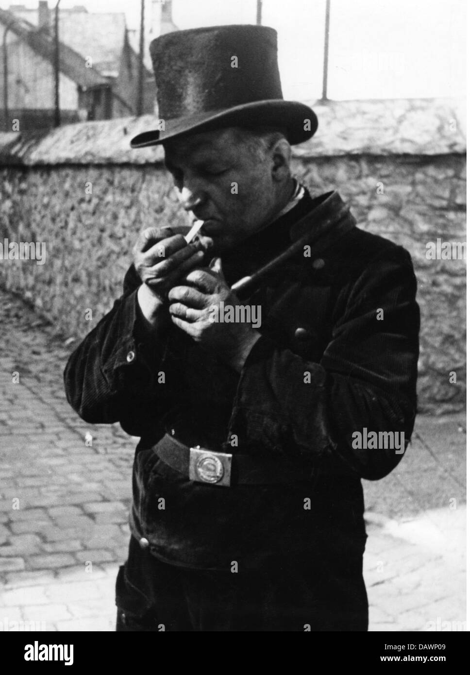 Personnes, professions, cheminée de balayage, l'éclairage d'une cigarette, Allemagne de l'Ouest, années 1960, , droits additionnels-Clearences-non disponible Banque D'Images
