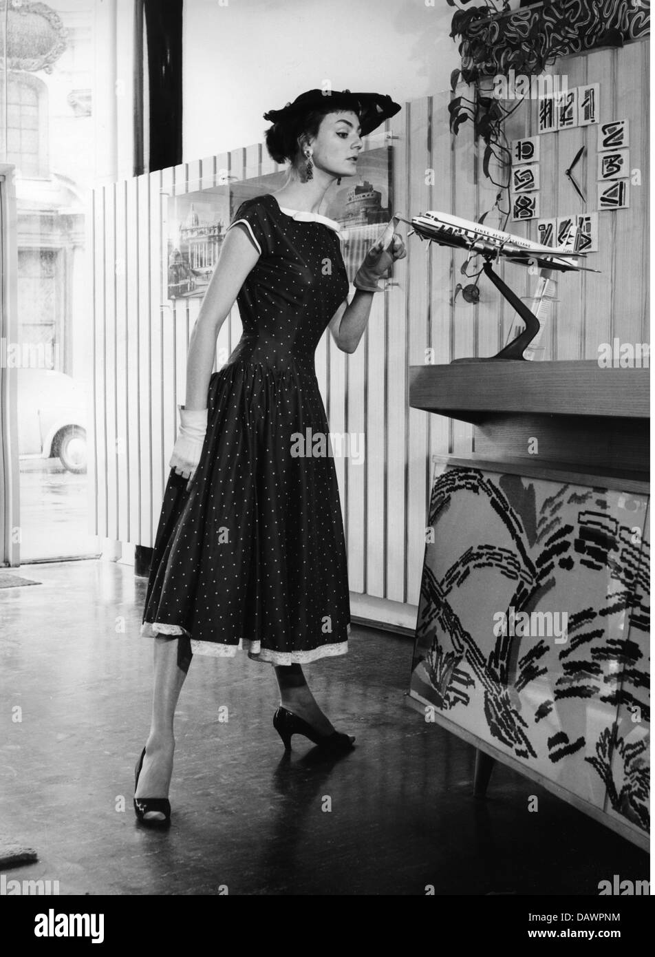 Mode, années 1950, mode pour femmes, chapeaux, femme portant un chapeau  avec des plumes, fin des années 1950,  DROITS-SUPPLÉMENTAIRES-AUTORISATION-INFO-NON-DISPONIBLE Photo Stock - Alamy