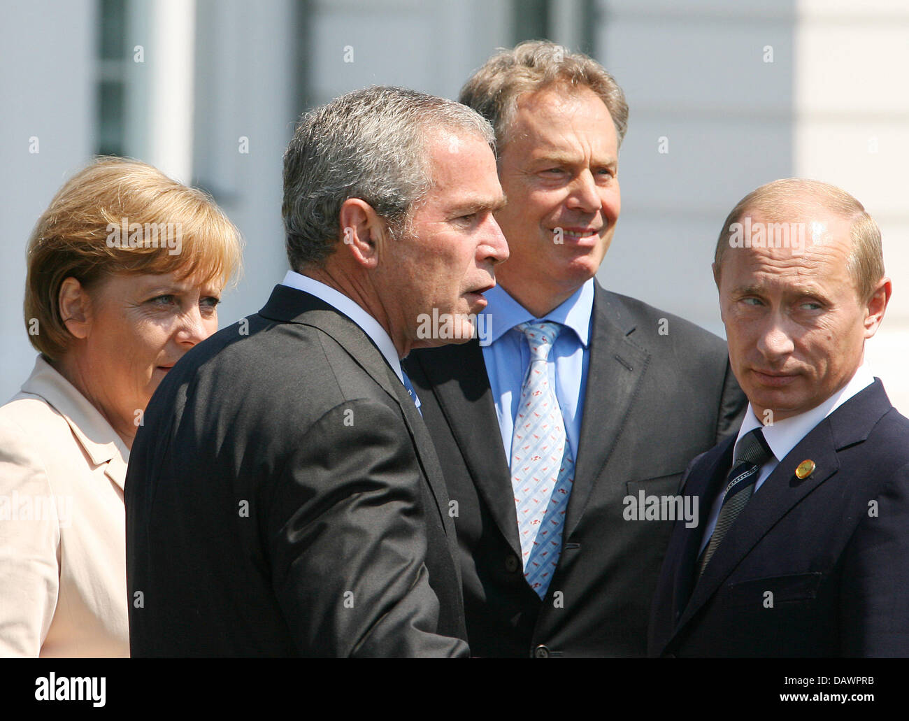 (L-R) La chancelière allemande, Angela Merkel, le président américain George W. Bush, le Premier ministre britannique Tony Blair et le président russe Vladimir Poutine en photo au sommet du G8 à Heiligendamm, Allemagne, 08 juin 2007. Photo : Boris Roessler Banque D'Images