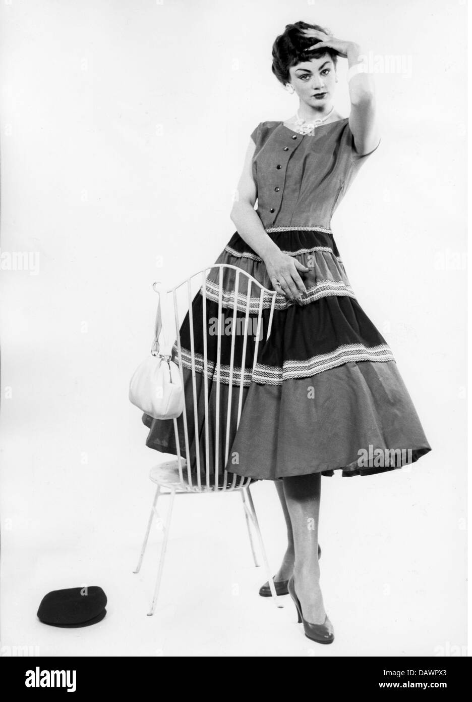 Mode, mode pour femmes, mannequin portant une robe d'été, 1956, droits supplémentaires-Clearences-non disponible Banque D'Images