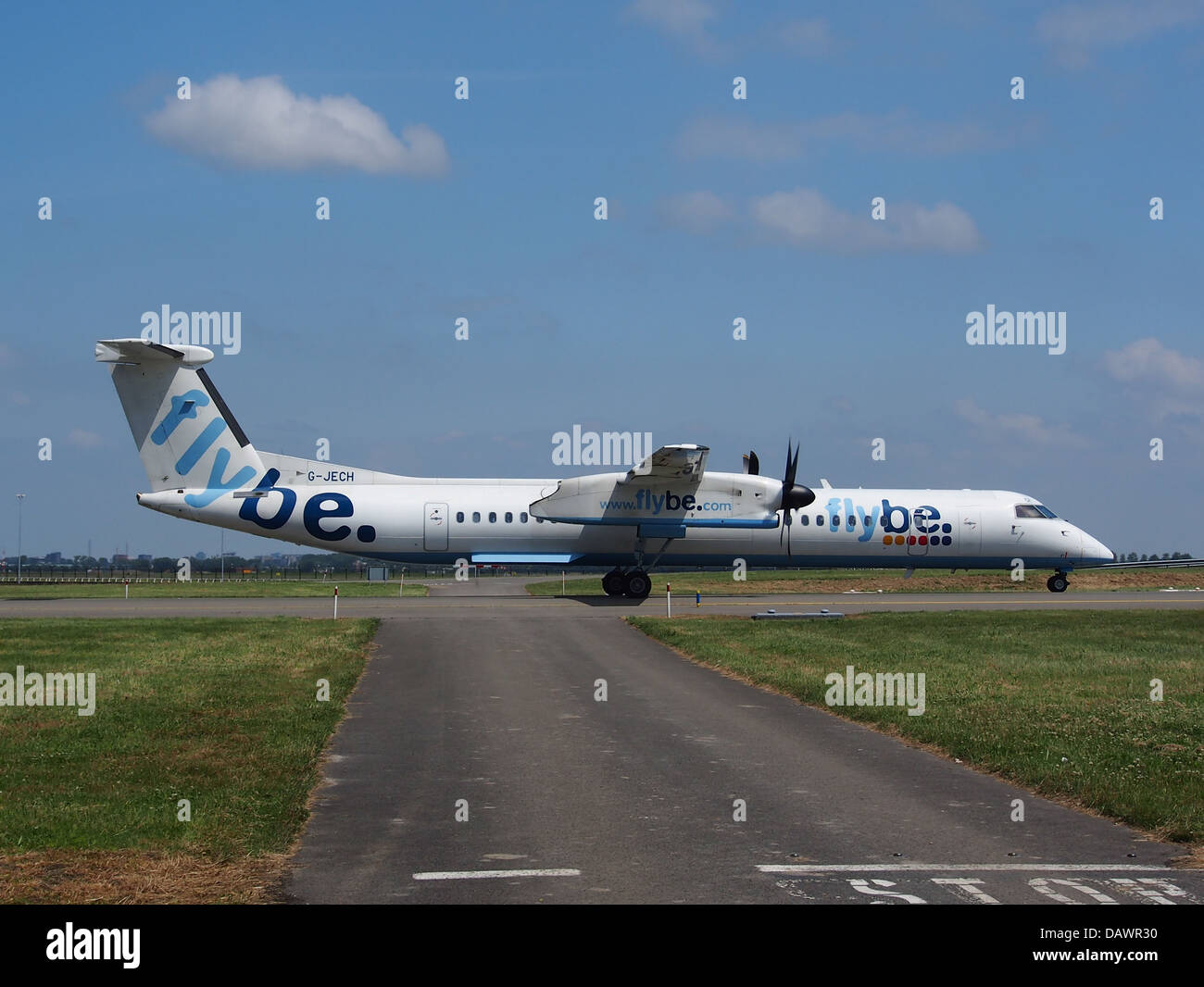 Le G-JECH Flybe Dash 8 Q400 est un avion régional turbopropulsé utilisé pour les vols court-courriers. Reconnu pour son rendement énergétique et ses délais d'exécution rapides, cet avion convient aux opérations aériennes régionales. Banque D'Images
