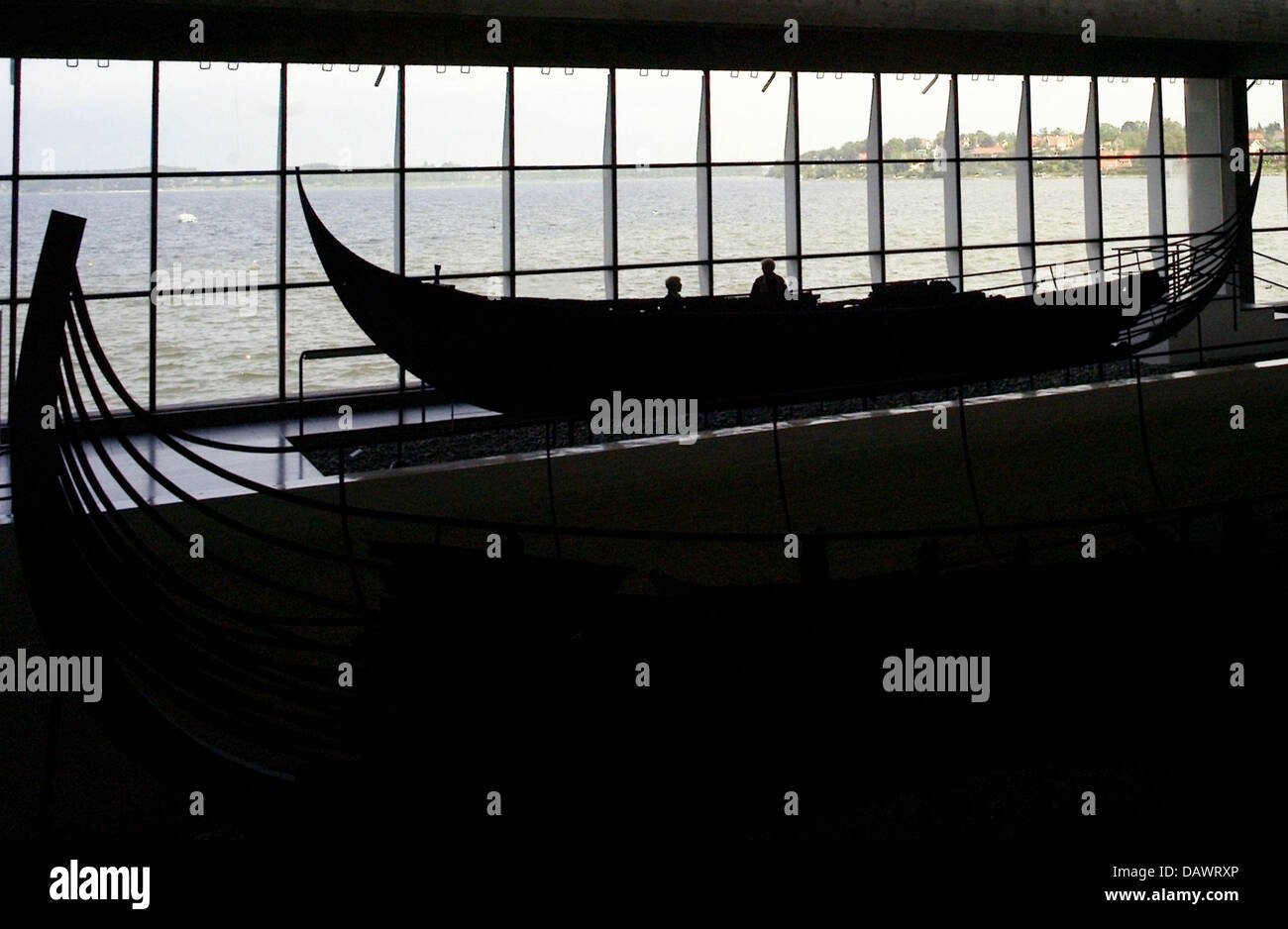 Les visiteurs regarder les bateaux vikings du 11ème siècle, découvert dans le fjord de Roskilde en 1962, dans le bateau galerie du musée pour les bateaux vikings de Roskilde, Danemark, 22 mai 2007. La construction navale et de la navigation maritime Les Vikings sont présentées dans le musée qui a son quai et un atelier archéologique et propose des excursions en bateau bateau viking dans l'été. Photo : Maurizio Gambarini Banque D'Images