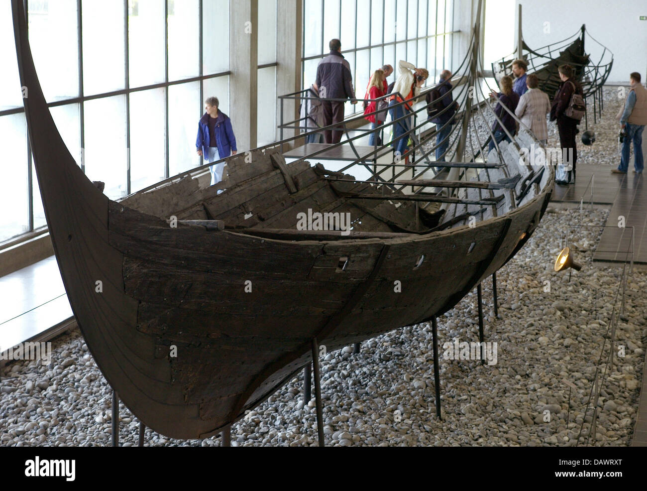 Les visiteurs regarder les bateaux vikings du 11ème siècle, découvert dans le fjord de Roskilde en 1962, dans le bateau galerie du musée pour les bateaux vikings de Roskilde, Danemark, 22 mai 2007. La construction navale et de la navigation maritime Les Vikings sont présentées dans le musée qui a son quai et un atelier archéologique et propose des excursions en bateau bateau viking dans l'été. Photo : Maurizio Gambarini Banque D'Images