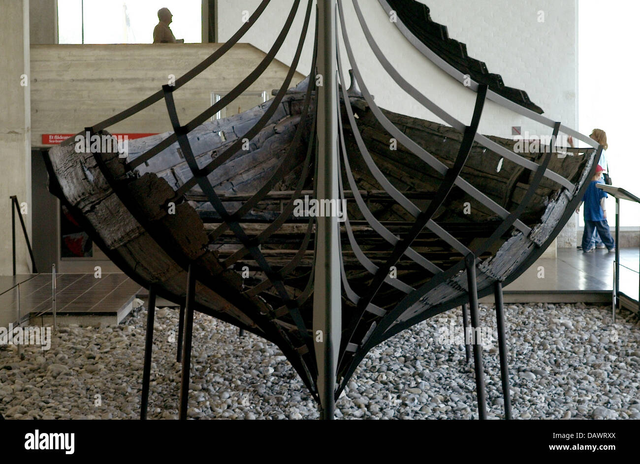 Les visiteurs regarder les bateaux vikings du 11ème siècle, découvert dans le fjord de Roskilde en 1962, dans le bateau galerie du musée pour les bateaux vikings de Roskilde, Danemark, 22 mai 2007. La construction navale et de la navigation maritime Les Vikings sont présentées dans le musée qui a son quai et un atelier archéologique et propose des excursions en bateau bateau viking dans l'été. Photo : Maurizio Gambarini Banque D'Images