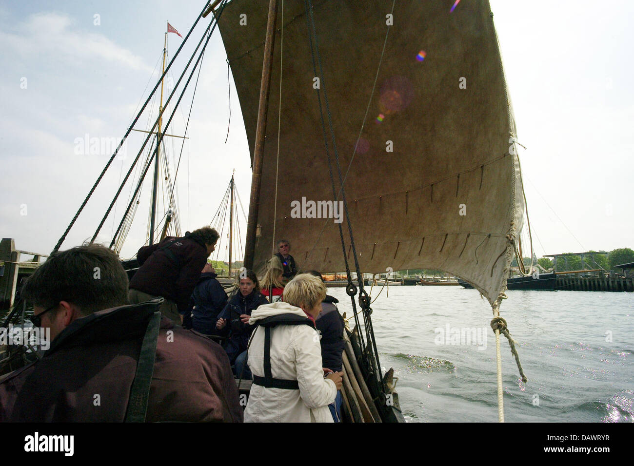 Les visiteurs du musée de bateaux vikings rangée et naviguer dans une reconstitution d'un bateau viking à Roskilde, Danemark, 22 mai 2007. La construction navale et de la navigation maritime Les Vikings sont présentées dans le musée qui a son quai et un atelier archéologique et propose des excursions en bateau bateau viking dans l'été. Photo : Maurizio Gambarini Banque D'Images