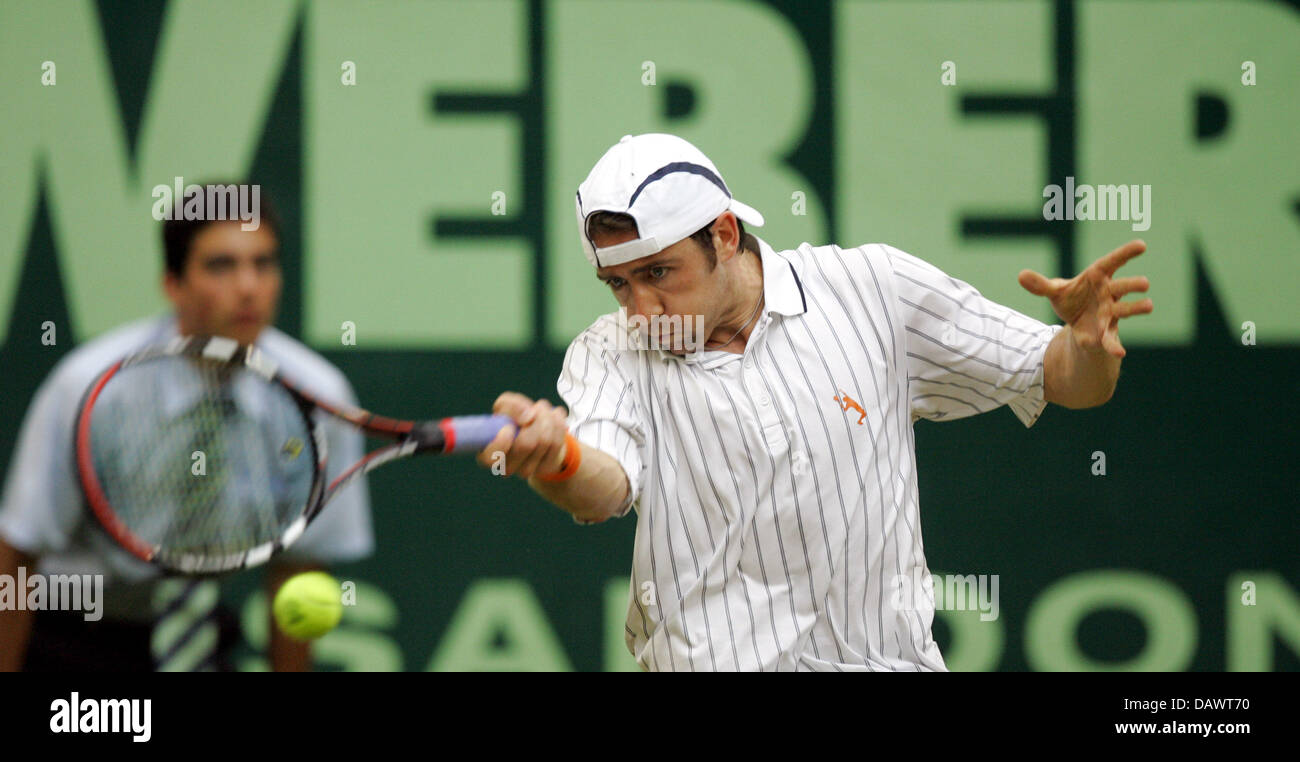 Tennis Pro Allemand Benjamin Becker frappe un coup droit au deuxième tour contre le Français Marc Gicquel au 15e Gerry Weber Open de Halle/Westfalia, Allemagne, 14 juin 2007. Photo : Bernd Thissen Banque D'Images