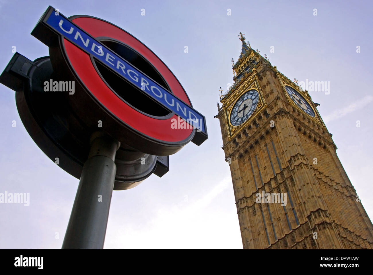 La reine Elizabeth tower, Big Ben et London Underground sign à Westminster au centre de Londres Banque D'Images