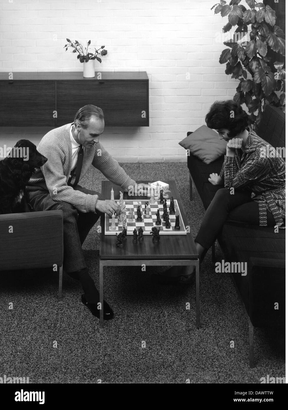 Jeux, échecs, couple marié jouant aux échecs à la maison, Allemagne, 1958 / 1959, Additional-Rights-Clearences-not available Banque D'Images