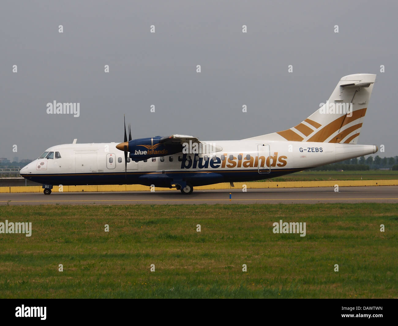 Le Blue Islands ATR 42-320, numéro de queue G-ZEBS, est un avion de ligne régional à turbopropulseurs. L'ATR 42-320 est couramment utilisé pour les vols régionaux courts en Europe et est connu pour sa fiabilité et son efficacité. Banque D'Images