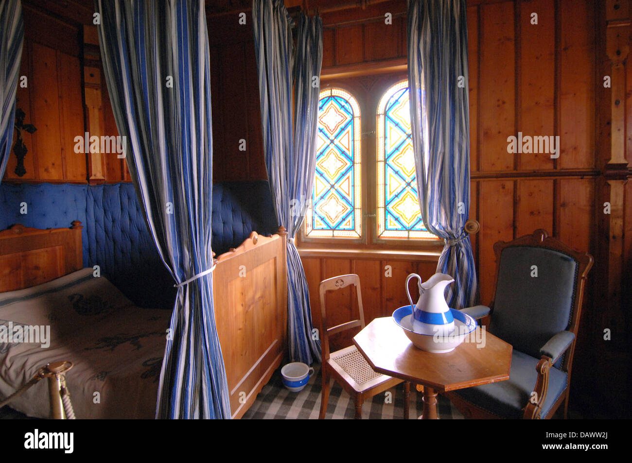 La photo montre la chambre à coucher du roi et l'original en lavant la vaisselle à l'intérieur le roi Louis II de Bavière's royal cottage sur les pentes de la "montagne" dans la chachen 'Wettersteingebirge' ('Wetterstein') sur 1876m près de Garmisch Partenkirchen, en Allemagne, 4 juin 2007. Le royal cottage a été construite à accroding plans par Georg Dollmann entre 1869 et 1872. La Swiss s Banque D'Images