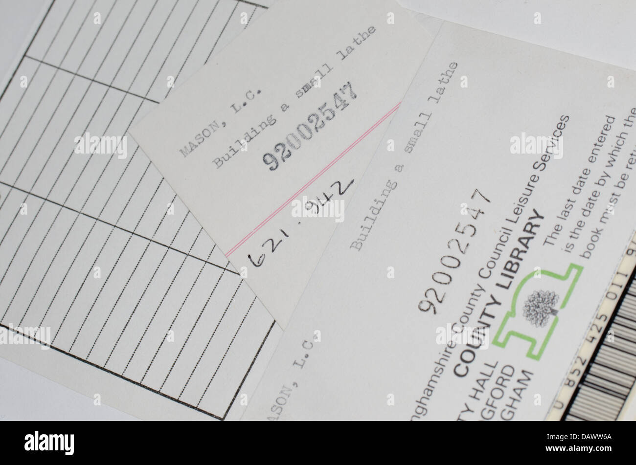 Ouvrir des livres de bibliothèque sur la première page avec poche et carte montrant. Banque D'Images