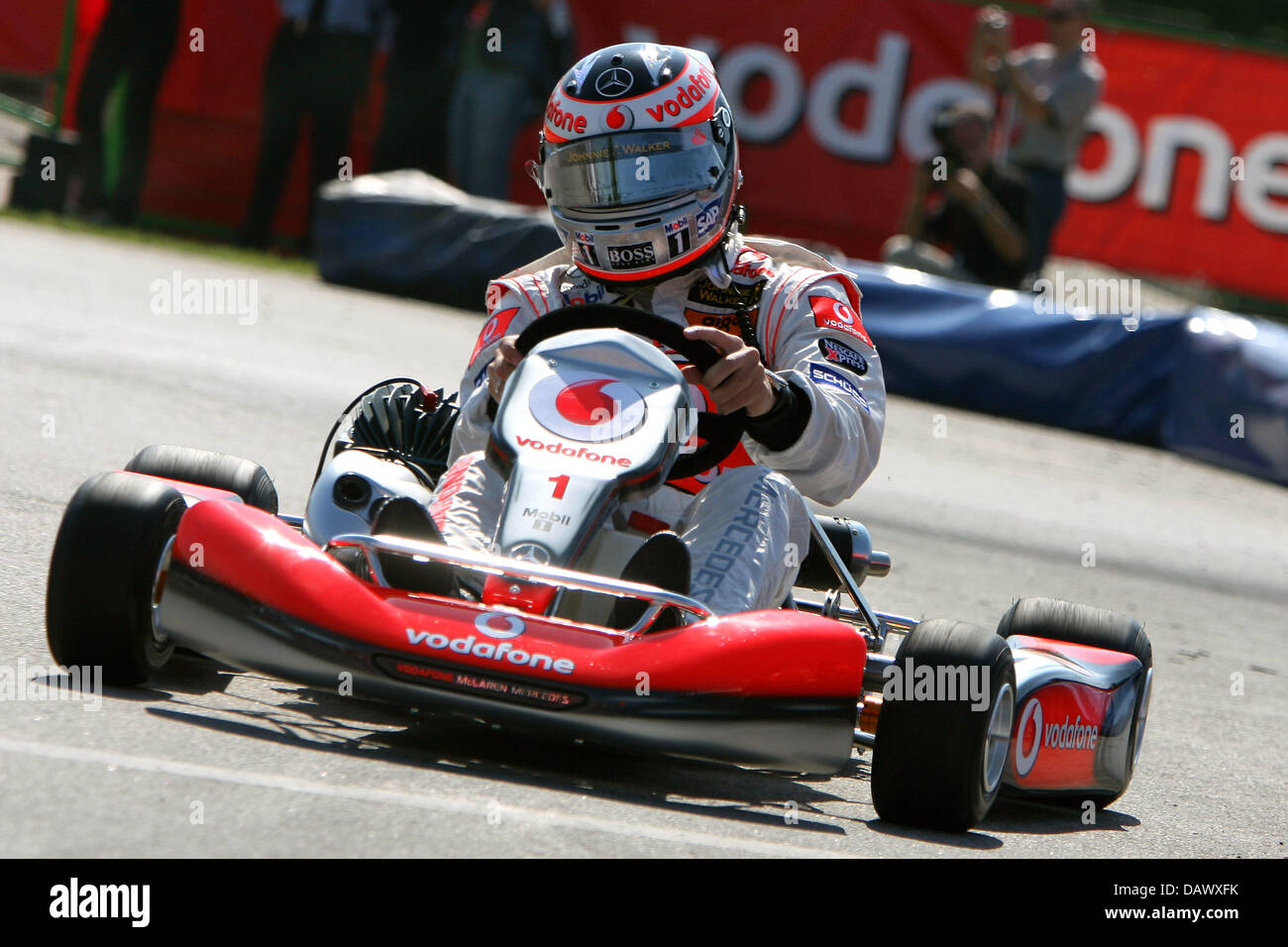 Pilote de Formule 1 espagnol Fernando Alonso de McLaren Mercedes conduit un panier près de la piste de course 'Circuit de Catalunya' dans Montmelo, près de Barcelone, Espagne, 10 mai 2007. Le Grand Prix d'Espagne aura lieu le dimanche, 13 mai 2007. Photo : CARMEN JASPERSEN Banque D'Images