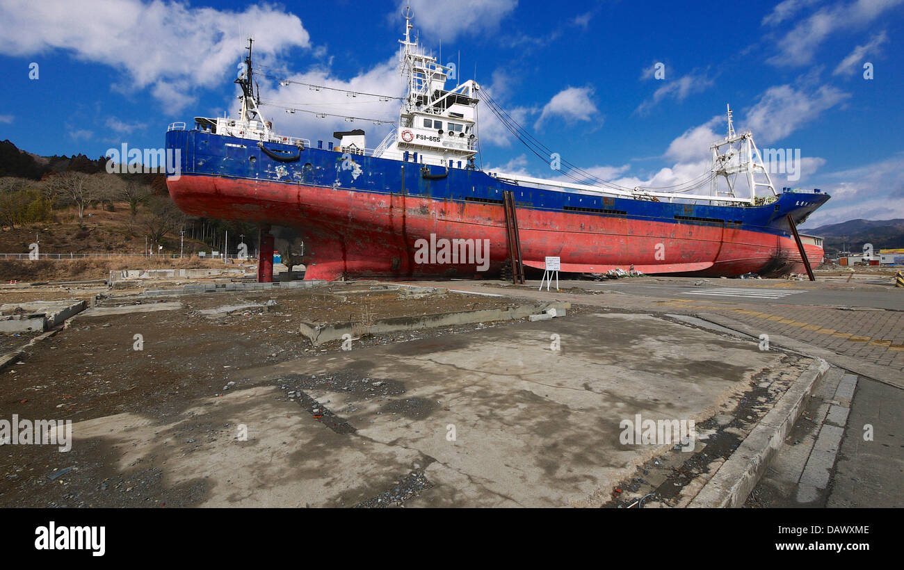 Le bateau de pêche, Kyotoku Maru 18, s'est échoué par le tsunami de 2011, à Kesennuma, Miyagi au Japon Banque D'Images