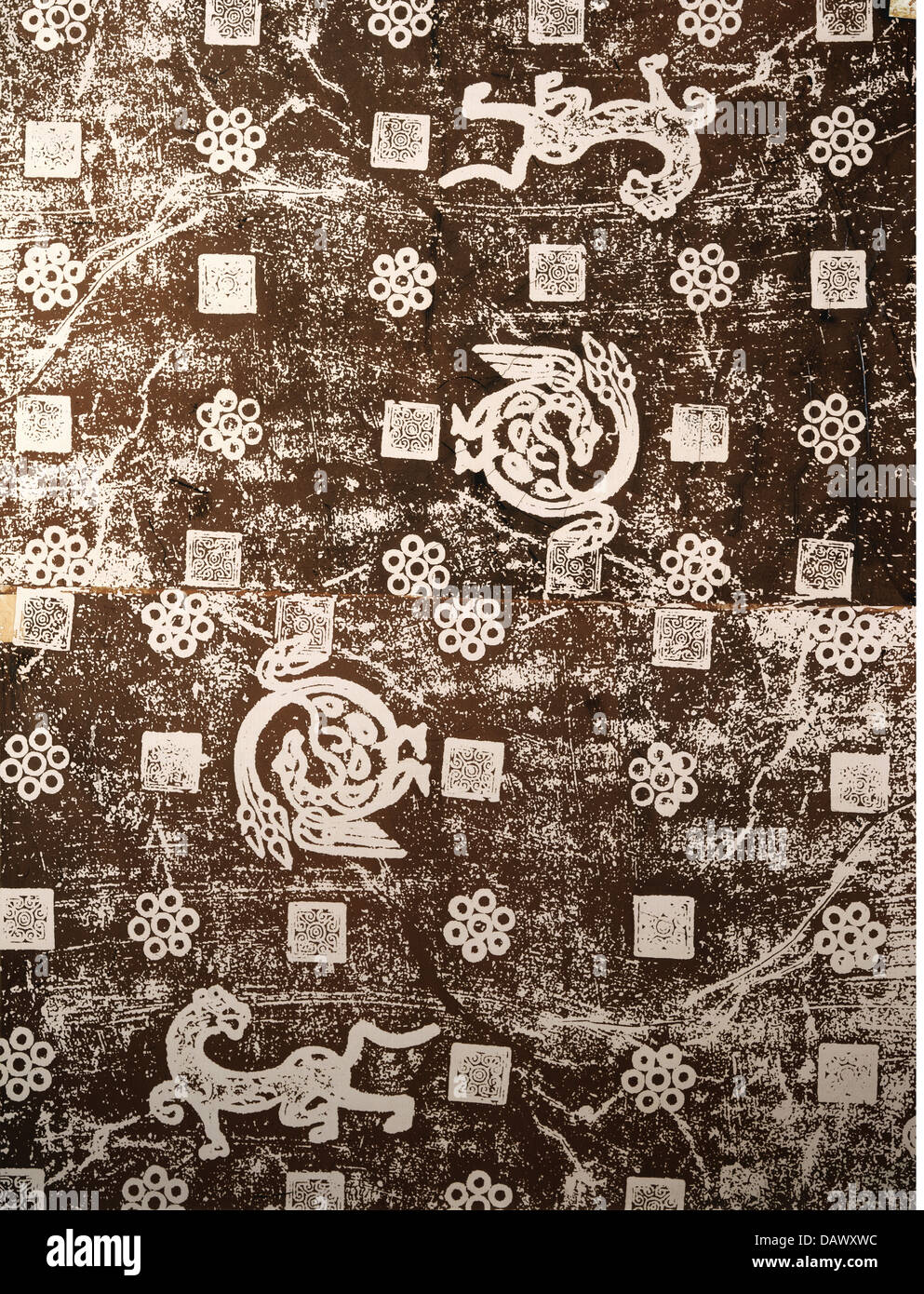 Beaux-arts, de la Chine, de l'ornement décoratif en laiton, frottant avec des tigres et des paons, 6e siècle - 8ème siècle, l'artiste n'a pas d'auteur pour être effacé Banque D'Images