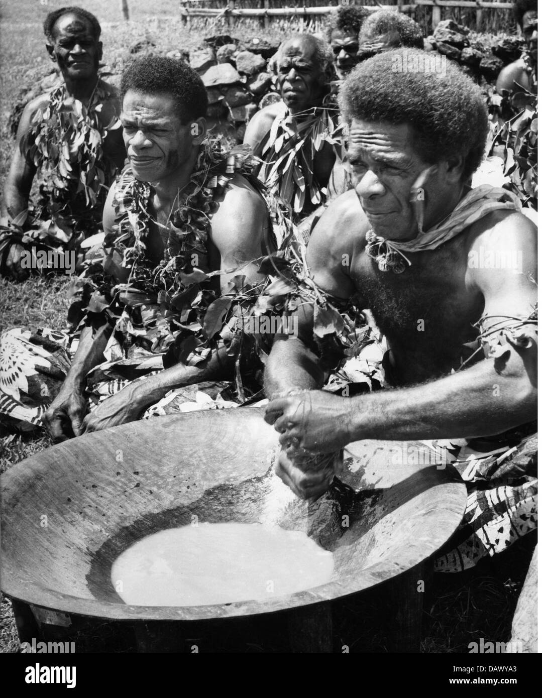 Géographie / voyage, Madagascar, gens, hommes pendant un rituel, années 1960, 60s, 20e siècle, historique, historique, local, résident d'un certain lieu à partir de la naissance, locaux, ethniques, ethnologie, ethnicité, tribu, tribus, tradition, droits additionnels-Clearences-non disponible Banque D'Images