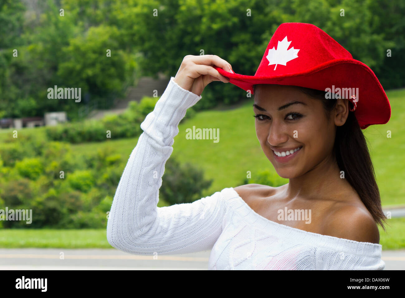 Jolie jeune canadienne dans une red hat Banque D'Images