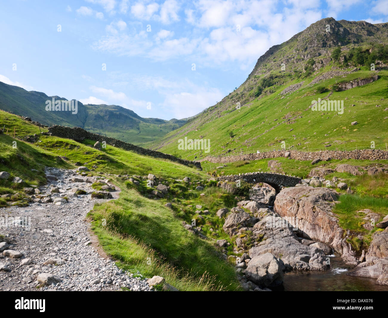 Stockley pont sur les céréales Gill. Seathwaite Fell's Aaron Crags lieu derrière. Près de Seathwaite dans le Lake District, Cumbria Banque D'Images