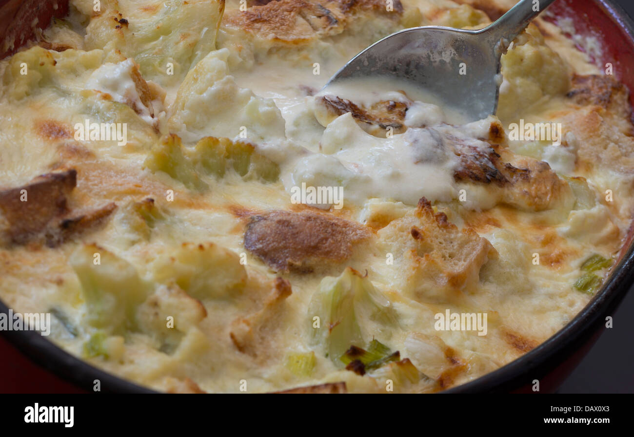 La nourriture fraîche salade de légumes comestibles locales saines EN SIMPLE SALADE DE POMMES DE TERRE SUR UNE ASSIETTE DE PÂTES DE FRUITS FROMAGE CHOU-FLEUR Banque D'Images