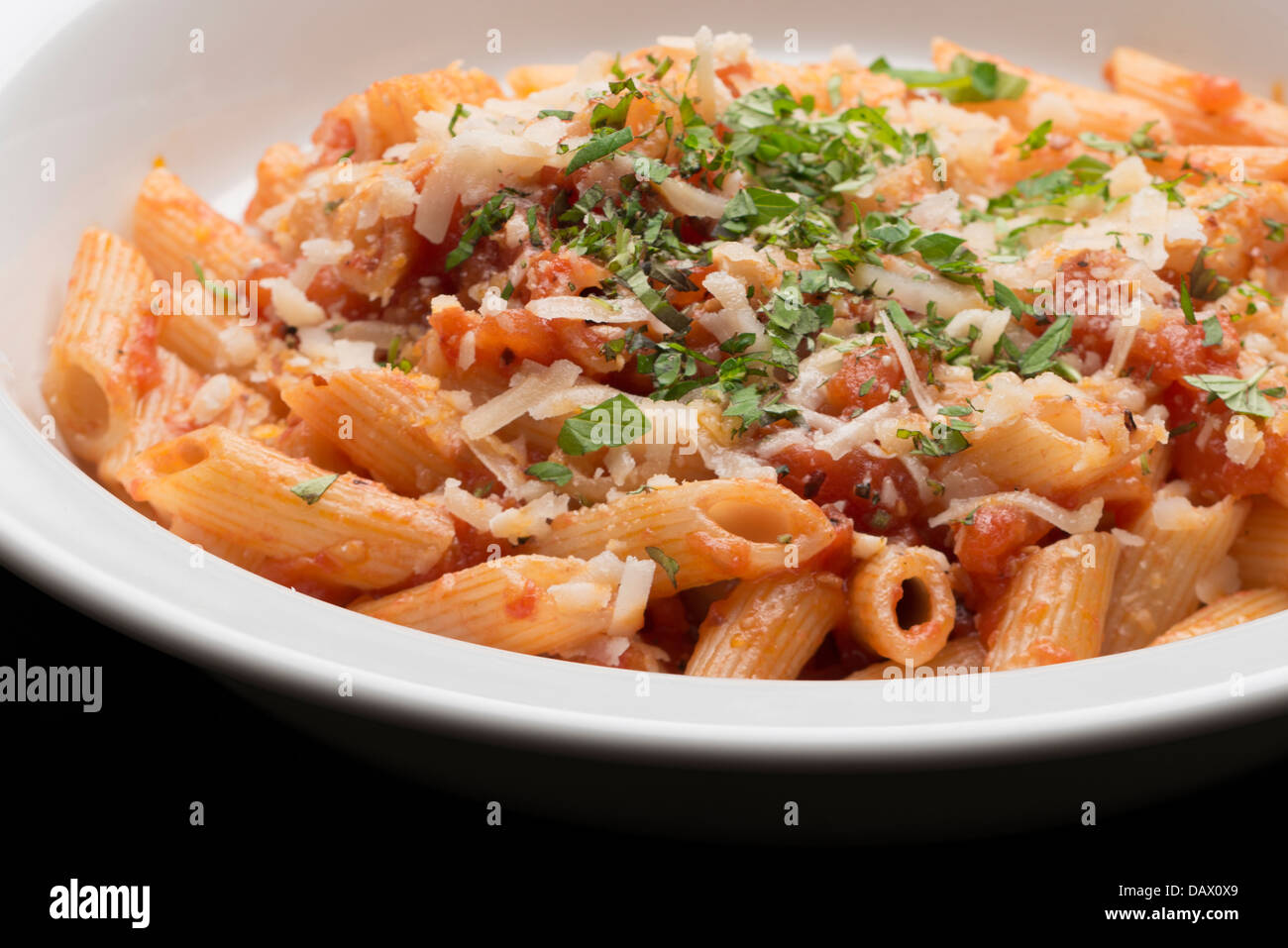La nourriture fraîche salade de légumes comestibles locales saines EN SIMPLE SALADE DE POMMES DE TERRE SUR UNE ASSIETTE DE PÂTES DE FRUITS FROMAGE CHOU-FLEUR Banque D'Images