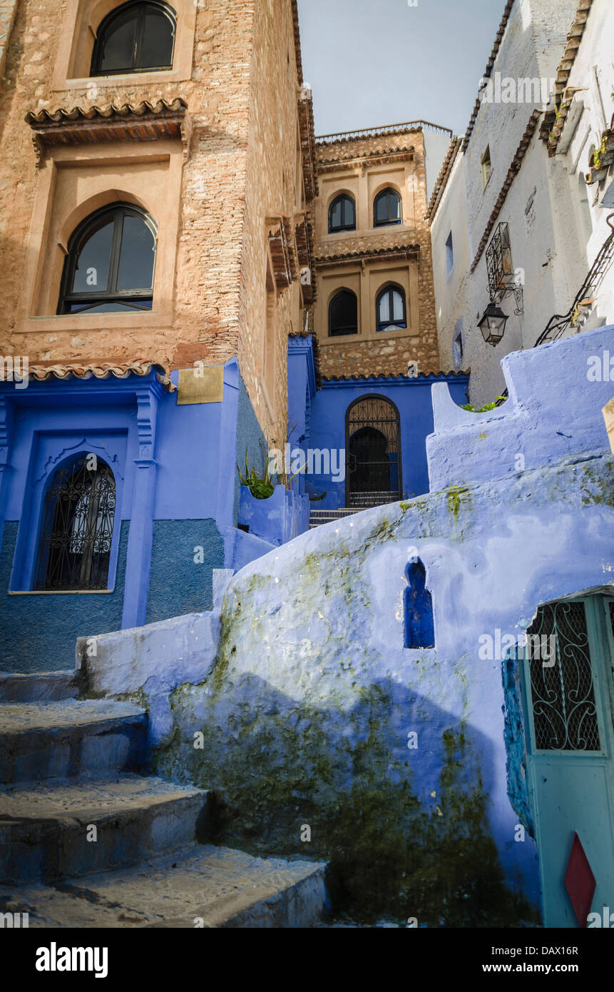 Maisons peintes en bleu clair à Chefchaouen, Maroc Banque D'Images
