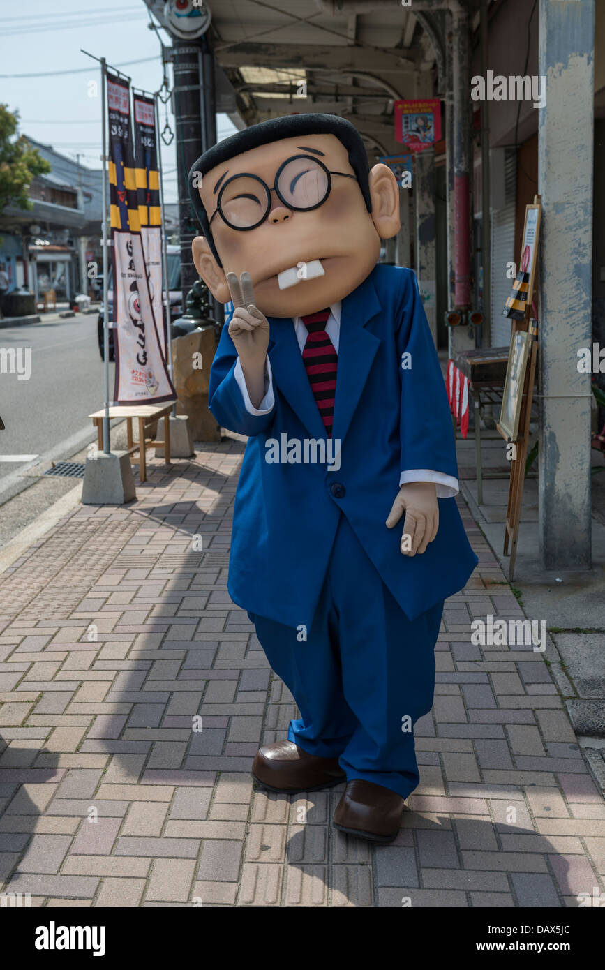 Shigeru Mizuki's Salaryman Yamada Character en costume sur Kitaro Road à Sakaiminato, Japon Banque D'Images