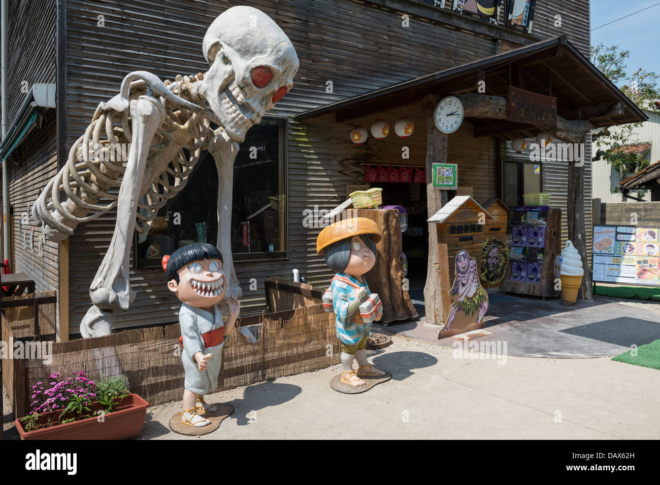 GeGeGe no Kitaro caractères en dehors d'un magasin de souvenirs à Sakaiminato, Japon Banque D'Images