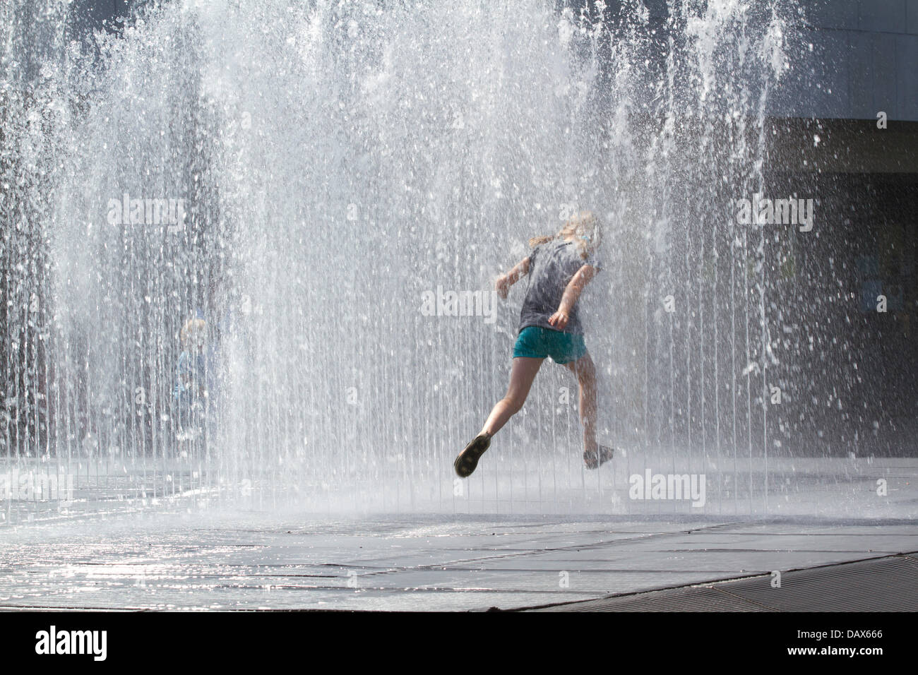 Londres, Royaume-Uni. 19 juillet 2013. Les enfants jouent dans la fontaine des miroirs de l'artiste danois Jeppe Hein sur la rive sud à haute température Crédit : amer ghazzal/Alamy Live News Banque D'Images