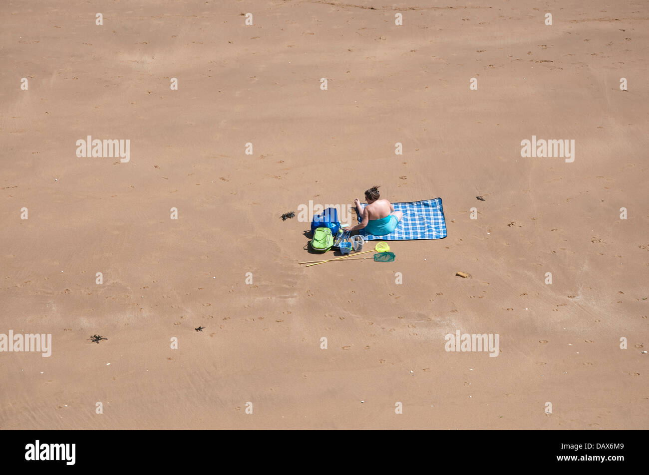 Broadstairs, Kent, Angleterre. Femme seule sur la plage de sable à Louisa Bay Banque D'Images