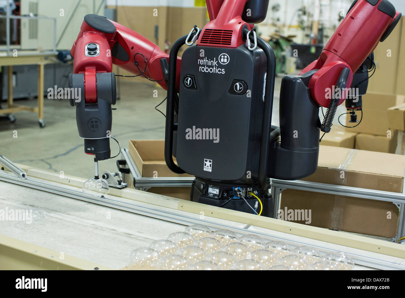 Baxter, le robot fait par repenser la robotique à l'usine de moulage plastique Groupe Rodon. Banque D'Images