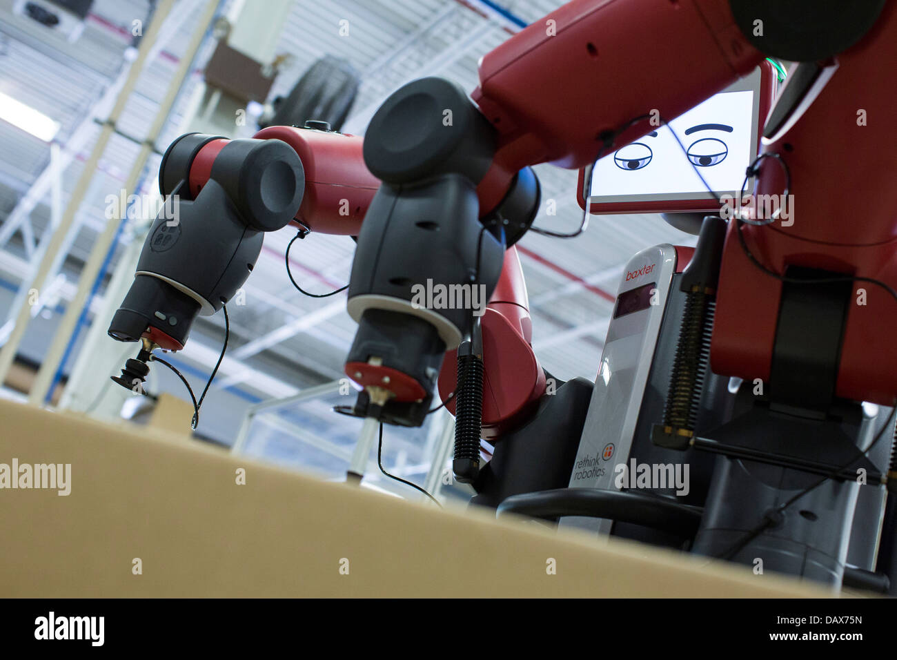 Baxter, le robot fait par repenser la robotique à l'usine de moulage plastique Groupe Rodon. Banque D'Images