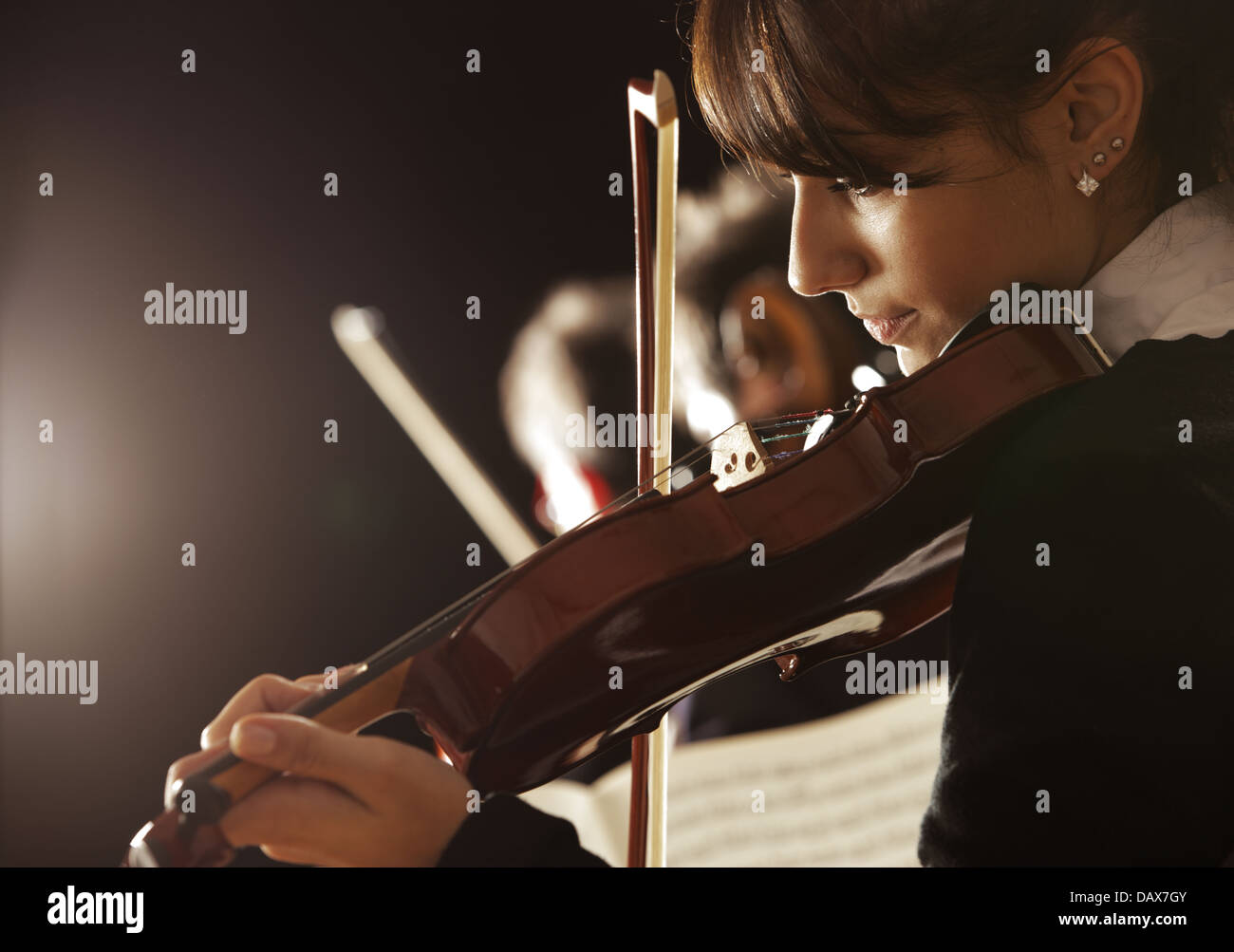 Femme jouant du violon à un concert de musique classique Banque D'Images